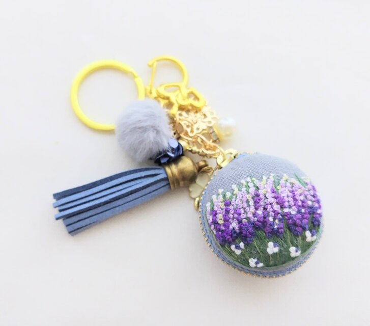 ラベンダーと小花の刺繍マカロンポーチキーホルダー