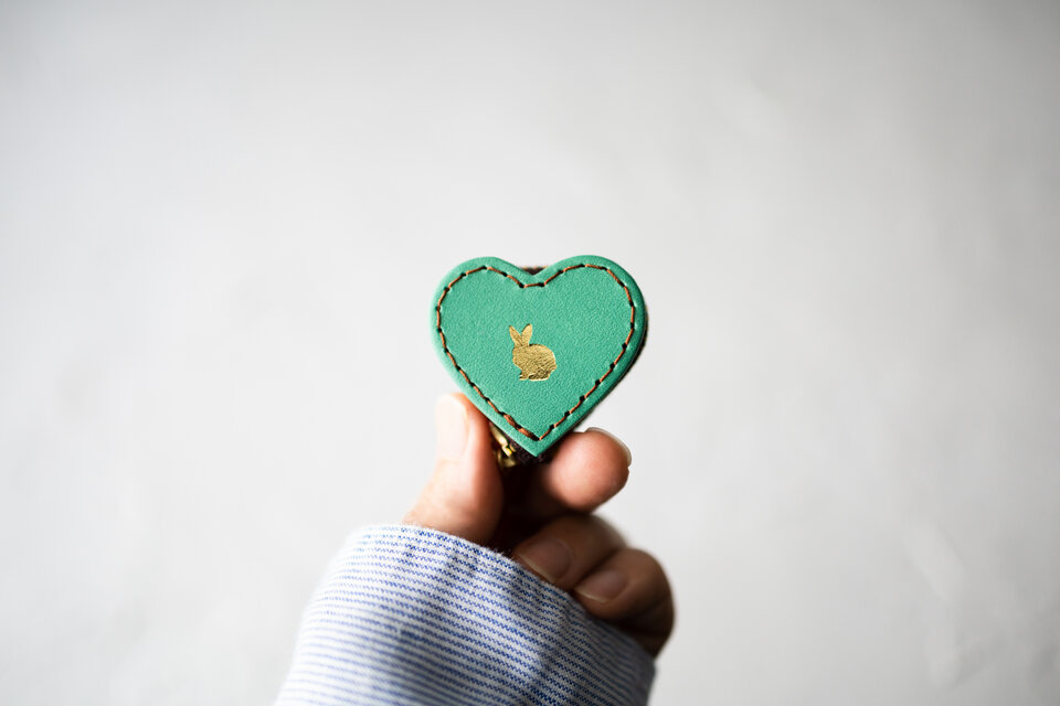 【新色ターコイズ】うさぎの心❤︎小さいハートの牛革コインケース／ジュエリーケース