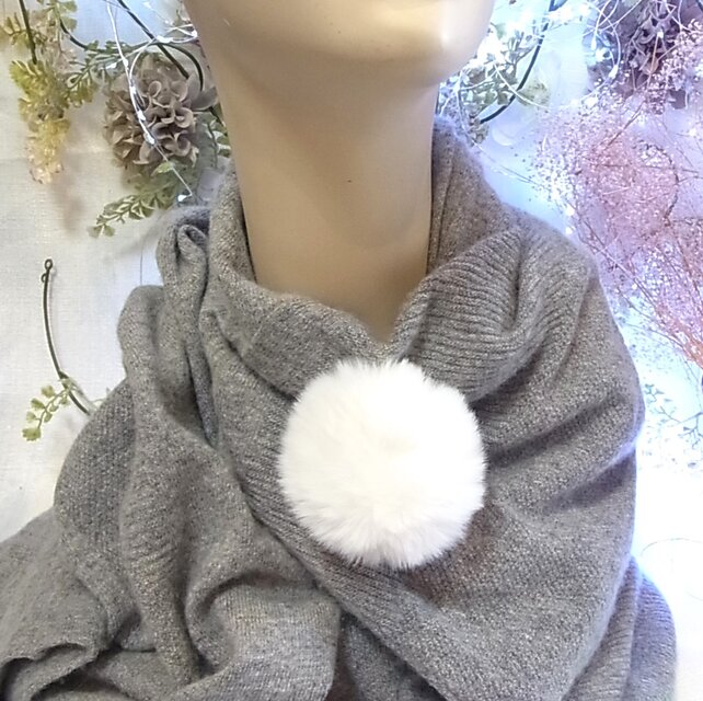 ストールピン ブローチピンファーポンポン 直径８㎝ ホワイト