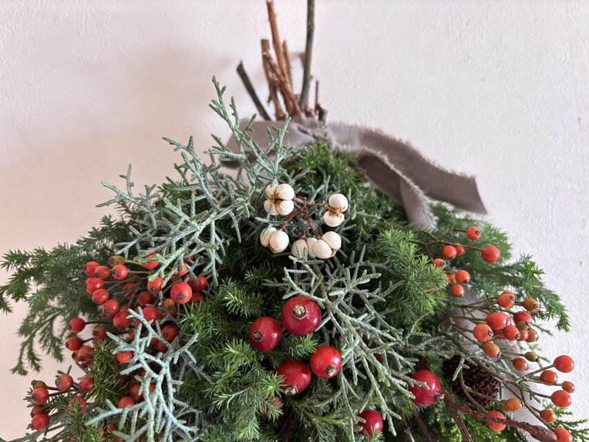 赤い実のクリスマススワッグドライフラワースワッグ カウベルの優しい