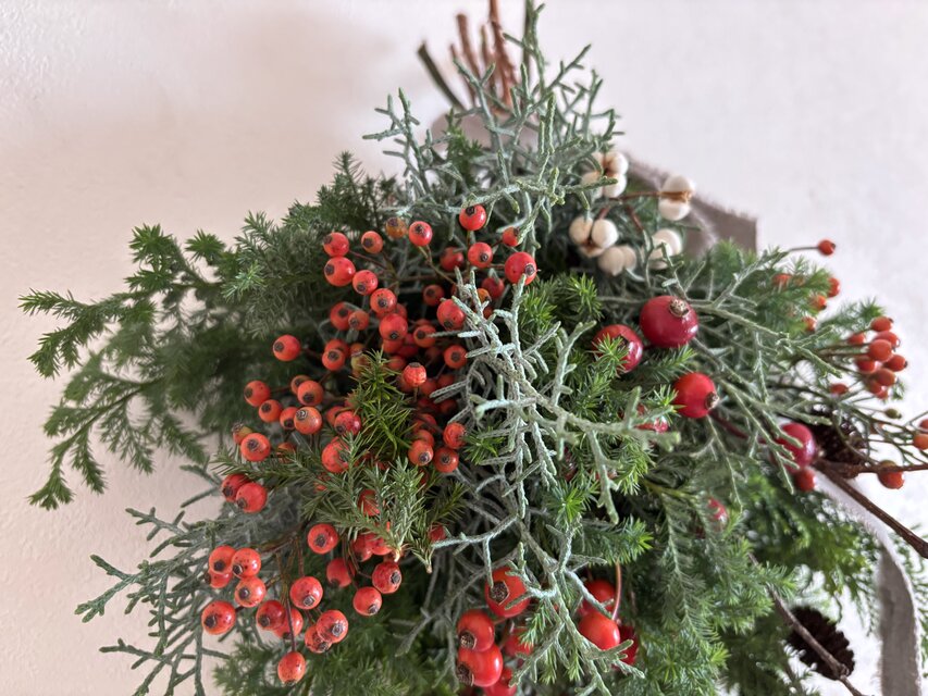 赤い実のナチュラルクリスマススワッグ | iichi 日々の暮らしを