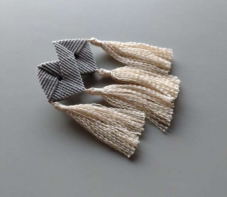 「ブローチエンドレスヨコ」（グレー×生成）