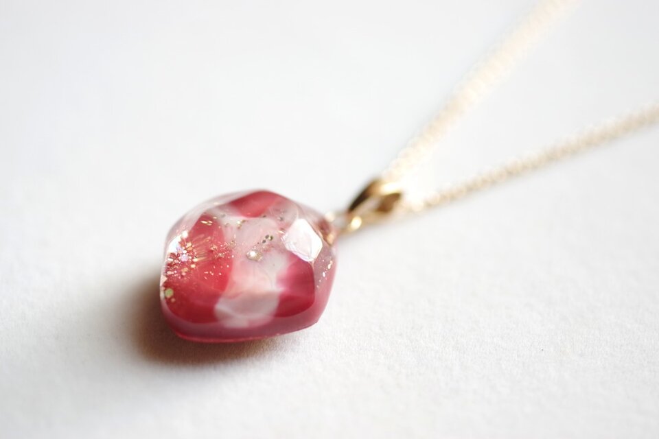 レジンアート　鉱物ペンダント〈赤い燐光〉