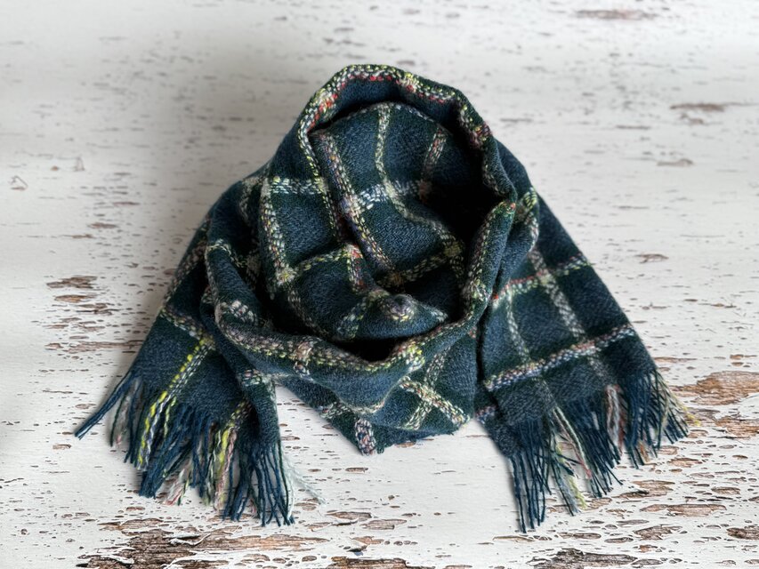 チェックマフラー　地模様入り