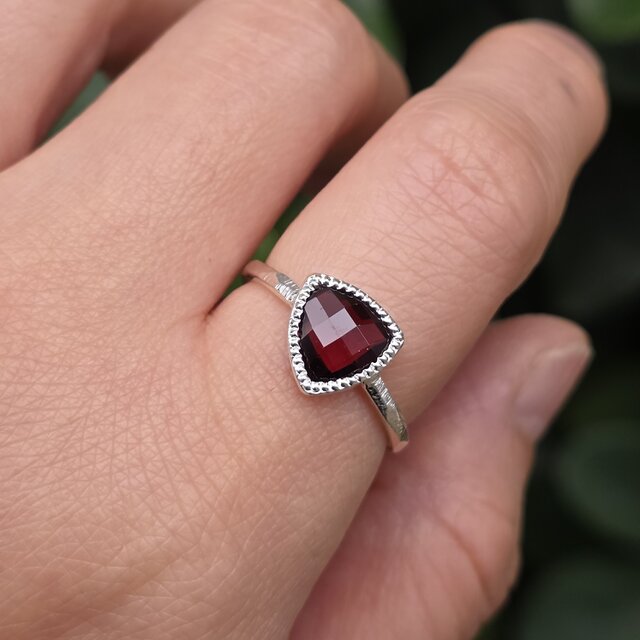 グロッシュラーガーネット☀︎マーキスカボションカットシルバー925 k10リング ガーネット ザクロ石 トリリアントチェッカーカット8㎜ ミル打ち
