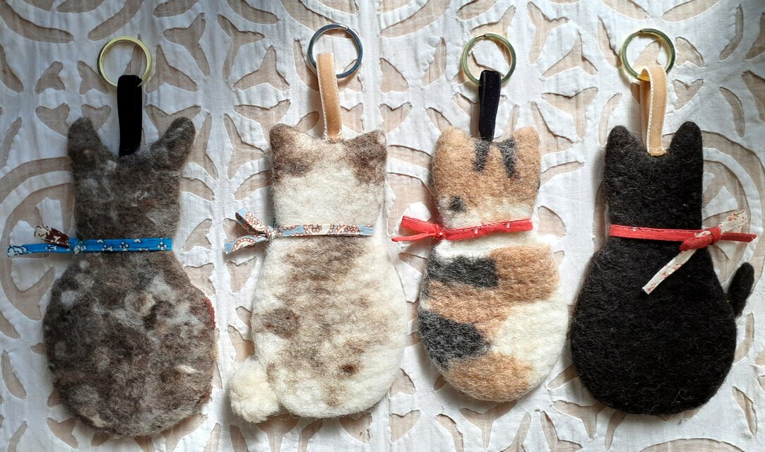 サビ猫チャーム ：焦げ茶色〈羊毛フェルト キーホルダー バッグ