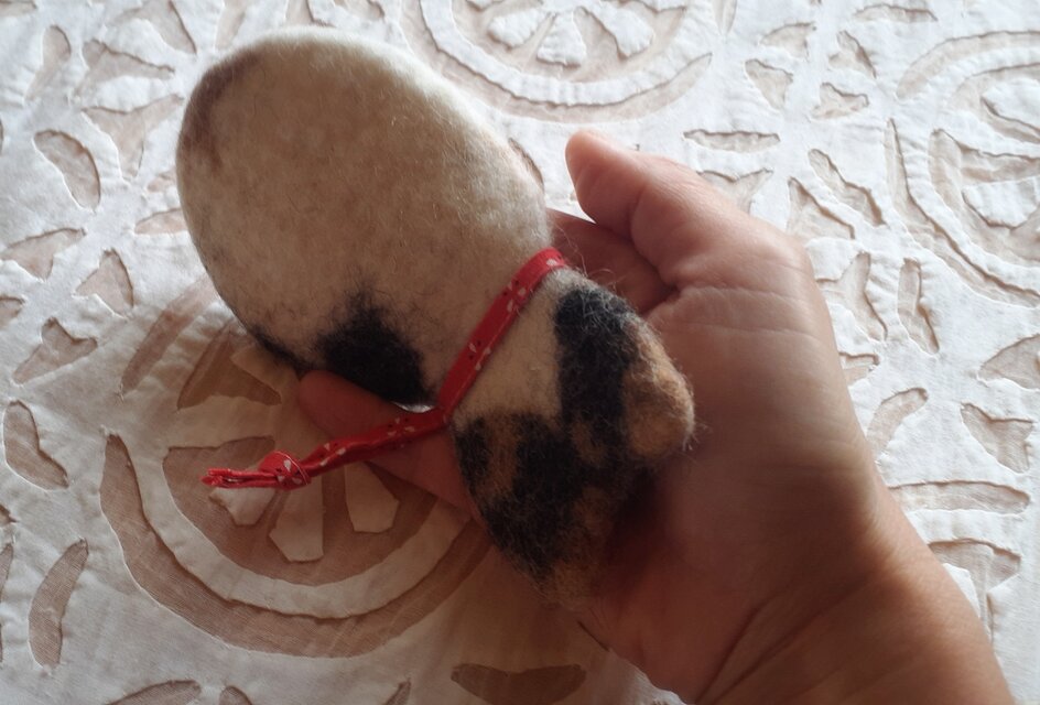 三毛猫チャーム ：オフホワイト〈羊毛フェルト キーホルダー バッグ