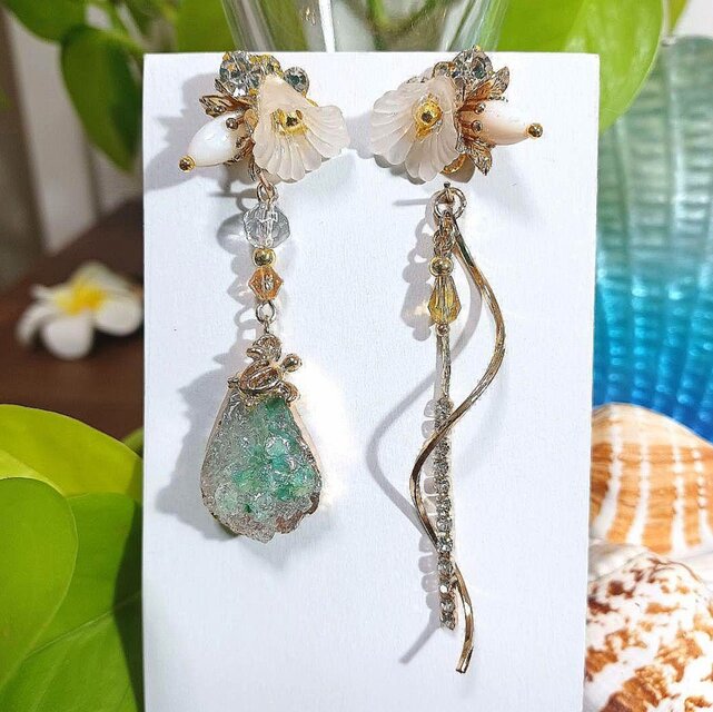 オーシャンリゾートホヌ❀花 A級ガラスビジュー ポストピアス／イヤリング ハンドメイド No.940-A