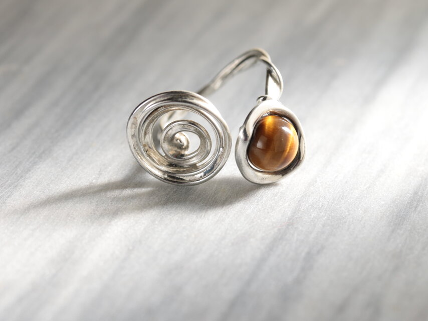 錫と天然石のオープンリング　MEGULY　タイガーアイ　はもん