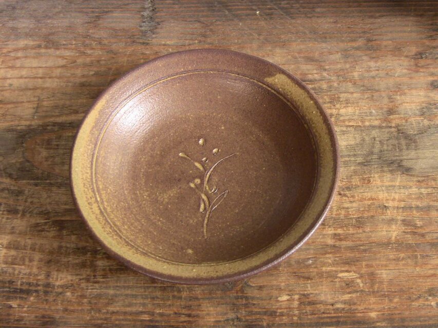 野花小皿（伊羅保）