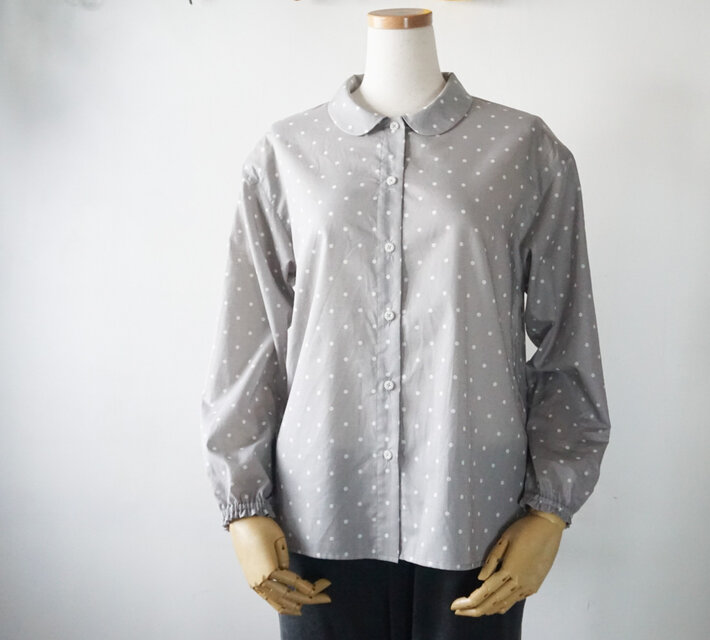 ドット柄の長袖ブラウス（グレー）