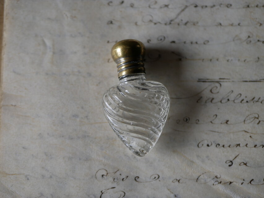 猫の小瓶 香水瓶 フランス 20世紀 white catbottle /アンティーク白猫ガラスボトル ねこ香水びん | cocon