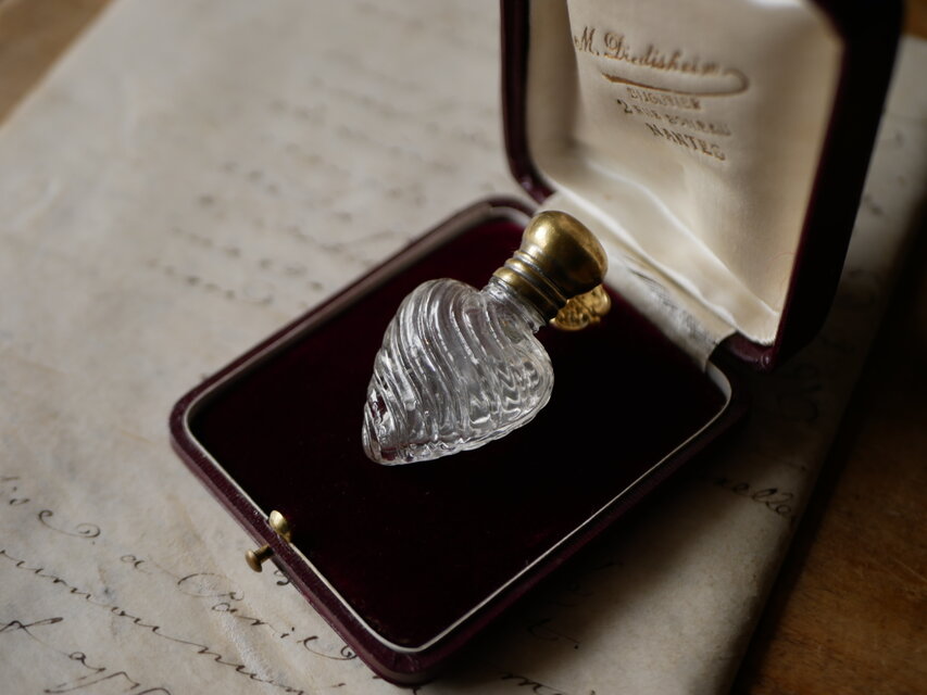 小さなガラスの香水瓶 旅行用 携帯用 ブロカントのある暮らし フランス