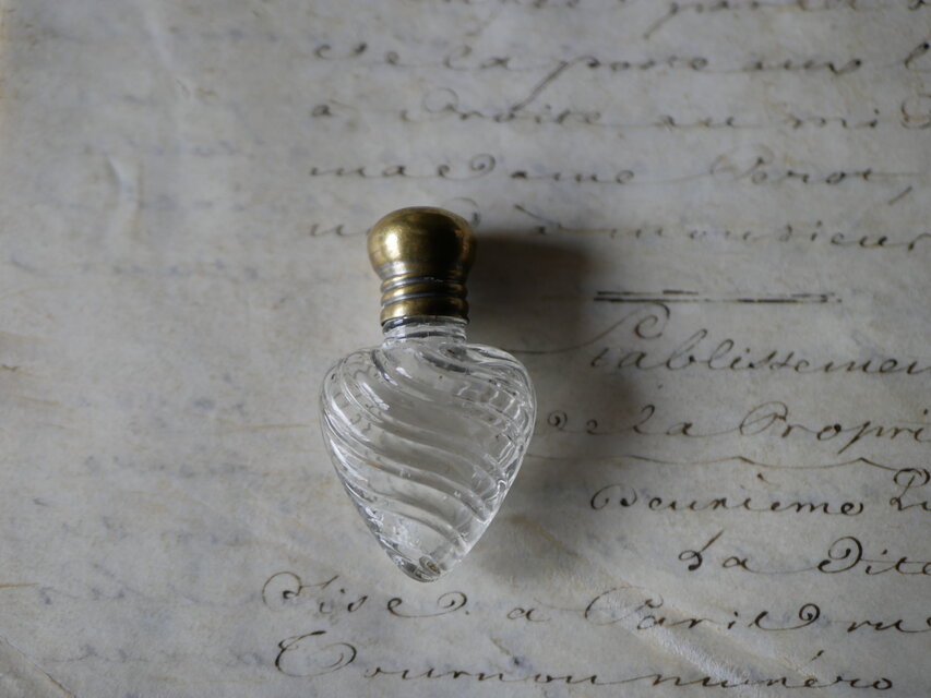小さなガラスの香水瓶 旅行用 携帯用 ブロカントのある暮らし フランス