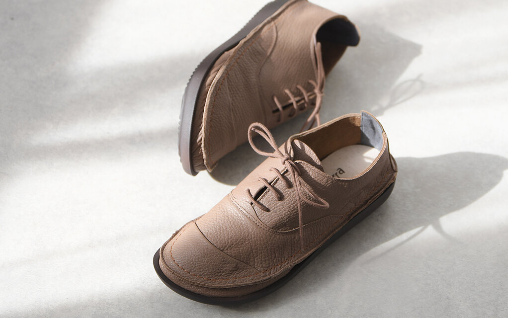 履いたそばからなじむ幅広靴　モカ