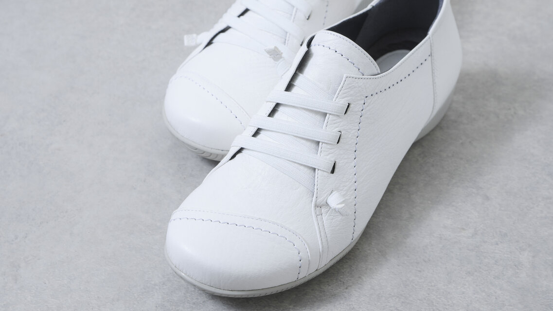 履いたそばからなじむ旅スニーカー　白