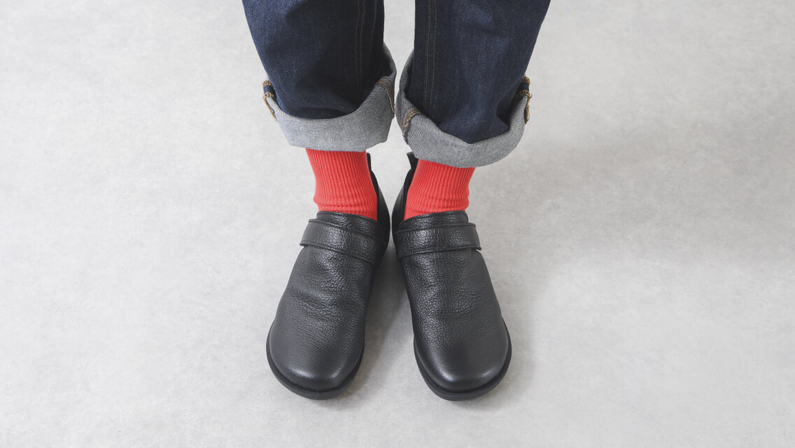 履いたそばからなじむカバーシューズ　黒