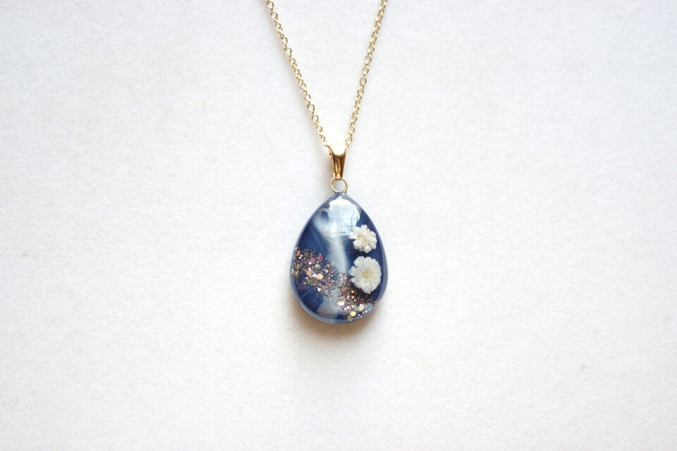 【受注製作】レジンアート　ドロップペンダント〈深淵より〉