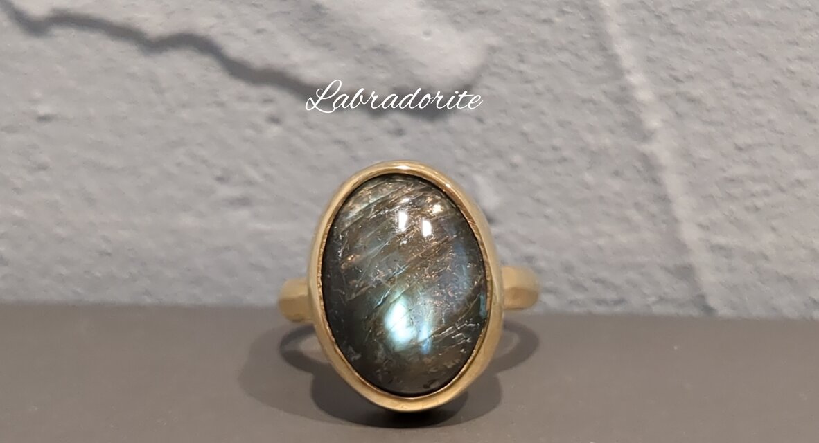 最新作『ラブラドライト』の世界でひとつの天然石リング洲