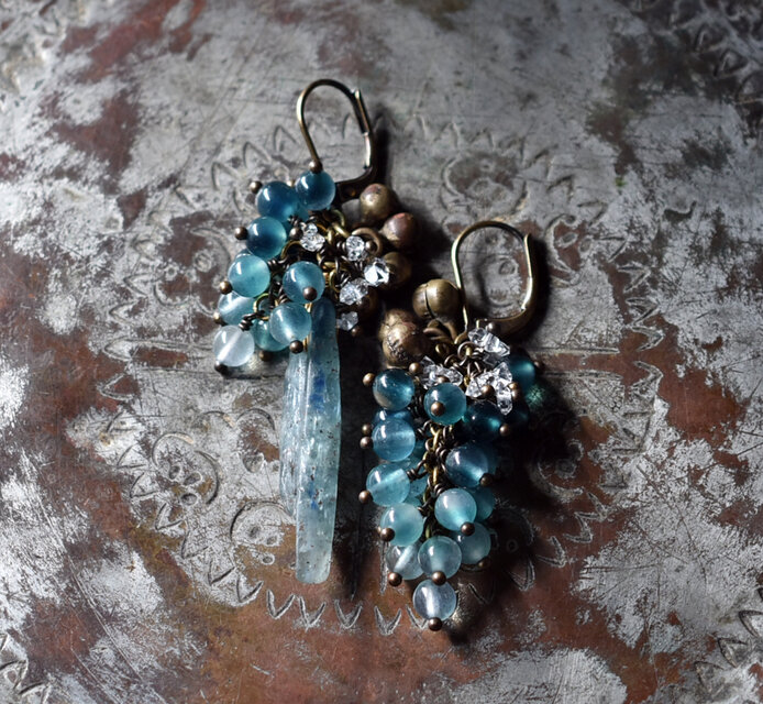 氷柱カイヤナイトとたわわな鈴＆ブルーグリーンアゲート＆ハーキマーダイヤモンドのアンシメトリーピアス