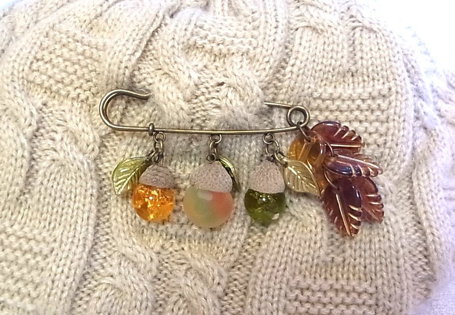 ストールピン ブローチピンどんぐりチャーム　かぶとピン