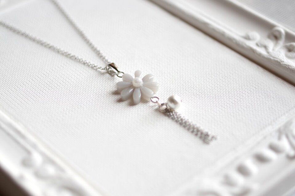 レジンアート　お花とコットンパールとフリンジのペンダント〈かつて天使だったもの〉