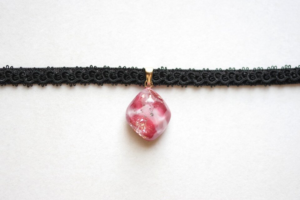 【受注製作】レジンアート　鉱物モチーフとタティングレースとベルベットリボンのチョーカー〈赤い燐光〉