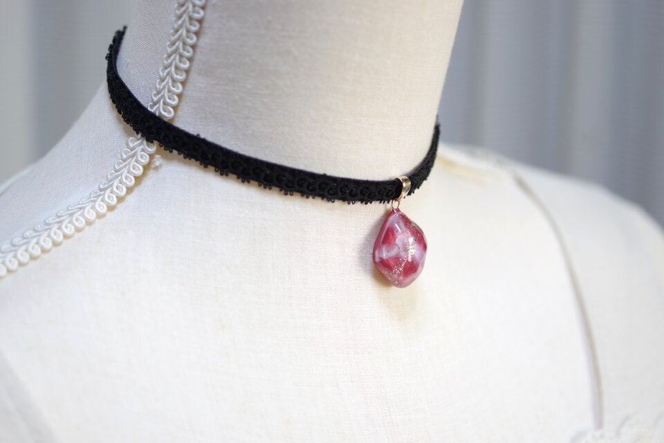 受注製作】レジンアート 鉱物モチーフとタティングレースとベルベット