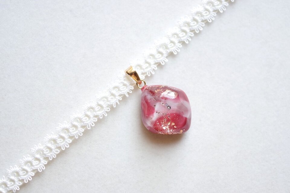 【受注製作】レジンアート　鉱物モチーフとタティングレースとサテンリボンのチョーカー〈赤い燐光〉