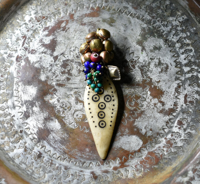 エチオピアボーンパーツとたわわな鈴＆ストーンビーズ、金赤ホワイトハーツ、oldアフガンパーツのペンダントトップ