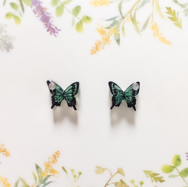 ～小さなピアスシリーズ～アゲハ蝶のピアス/ノンホールピアス(樹脂イヤリング)