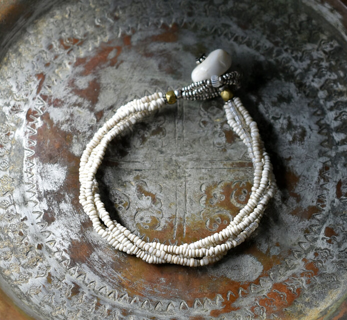 アンティークホワイトシードビーズとグーズベリーのオールホワイト4連ブレス（貝留め金）