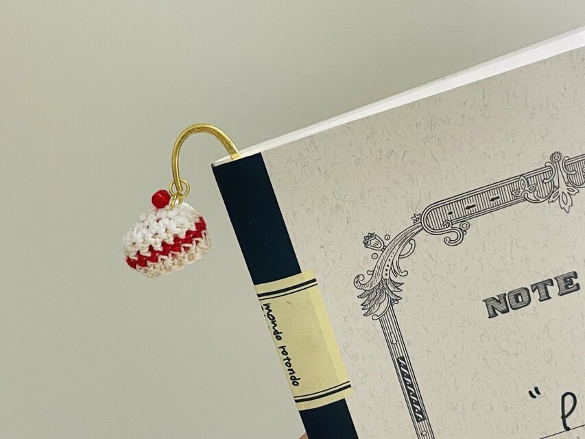 【いちごのケーキ】ﾌﾞｯｸﾏｰｶｰ　しおり　贈り物に　ｵﾘｼﾞﾅﾙ手編みのかわいいｼｮｰﾄｹｰｷa002