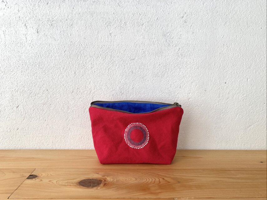 刺繍入りポーチ 赤 | iichi 日々の暮らしを心地よくするハンドメイドや