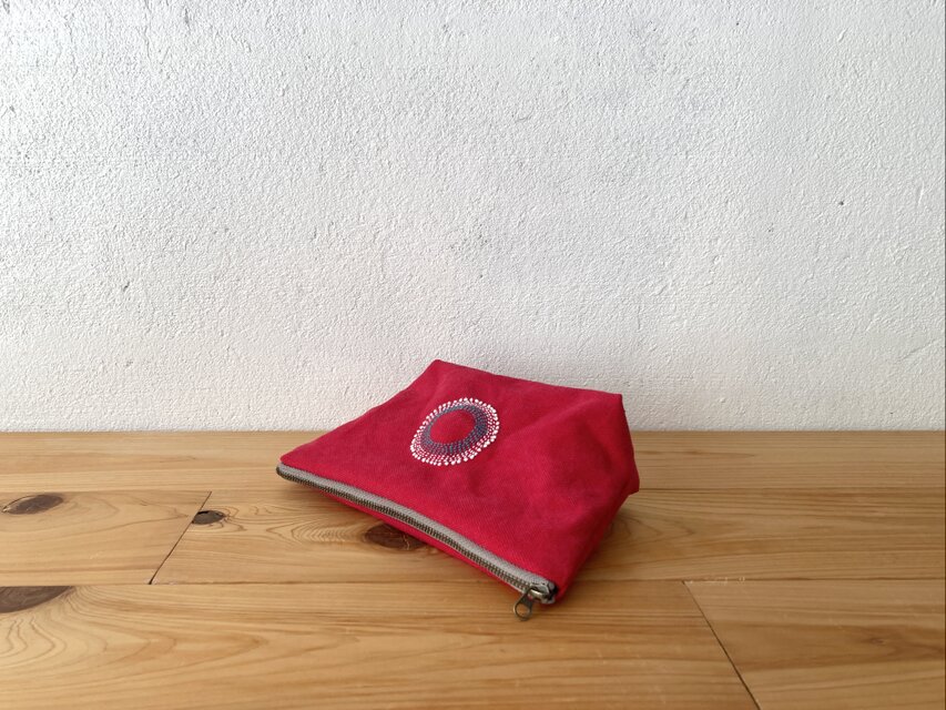刺繍入りポーチ 赤 | iichi 日々の暮らしを心地よくするハンドメイドや