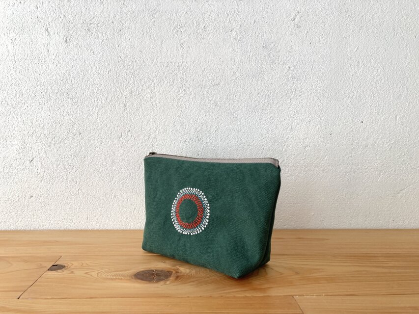 刺繍入りポーチ 深緑 | iichi 日々の暮らしを心地よくするハンドメイド