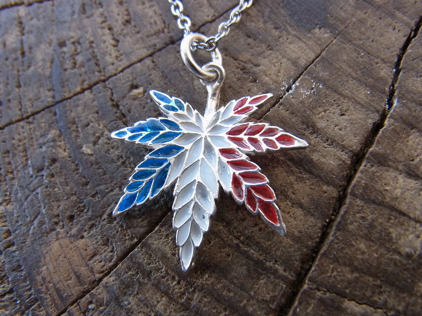 モミジ(フランス風)ペンダント　SV925/レジン