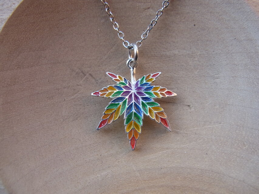モミジ(レインボー)ペンダント　SV925/レジン