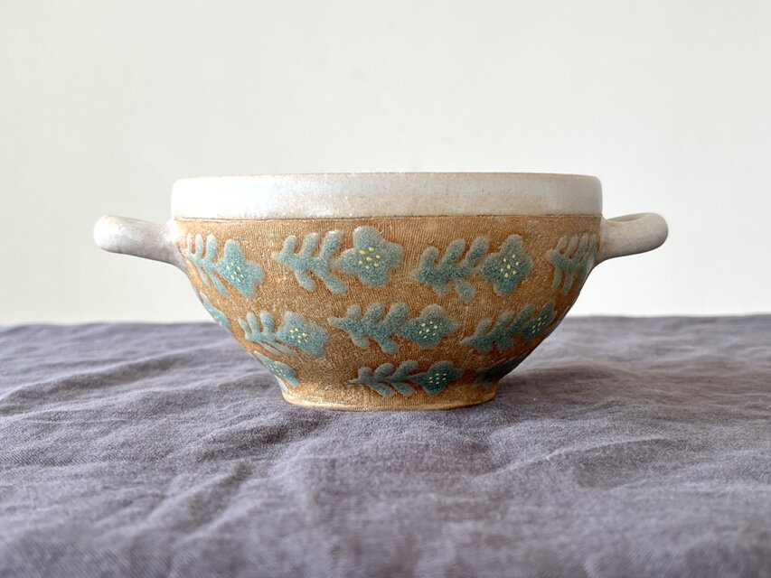 手描きの花文様スープカップ