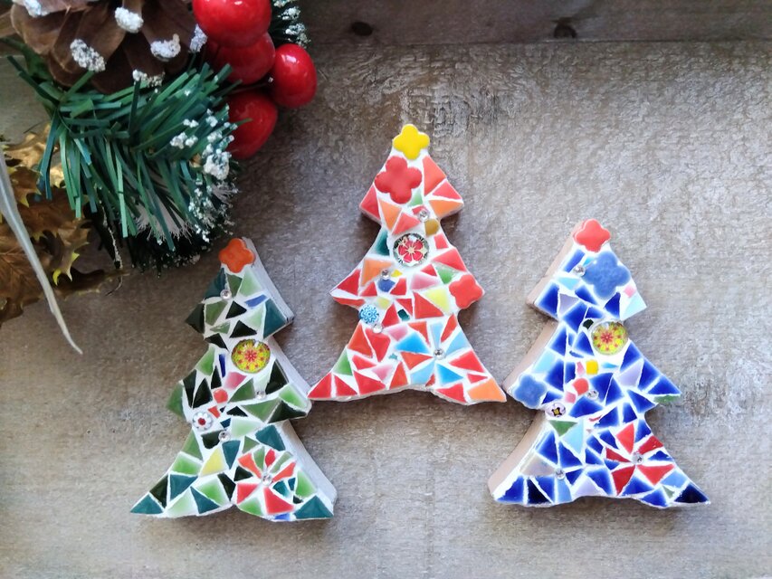 モザイクタイルのクリスマスツリー　レッド