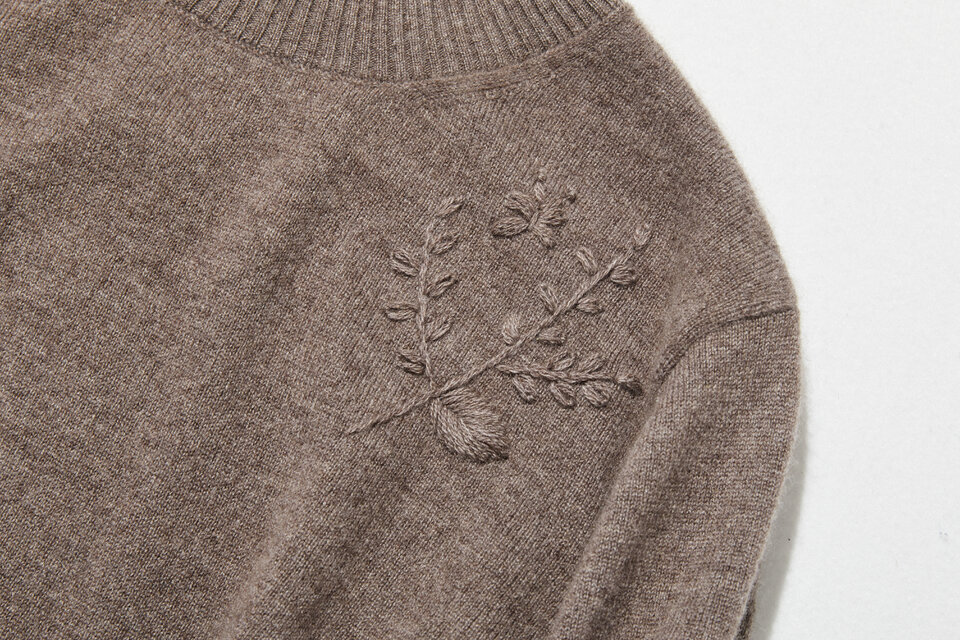 茶いろっきー 手刺繡の葉と蝶が遊び心を添える。至高のカシミヤボルトネックニット