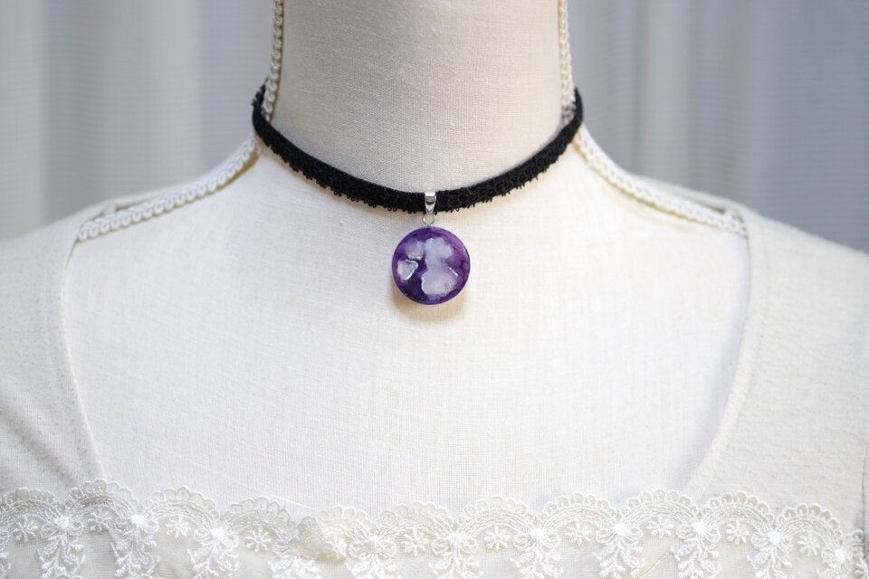 【受注製作】レジンアート　ラウンドモチーフとタティングレースとベルベットリボンのチョーカー〈月の神殿〉