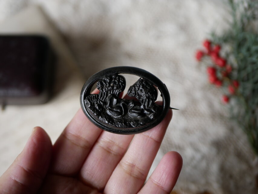 スワン 黒のジュエリー ケース付き ヴォルカナイトの白鳥ブローチ