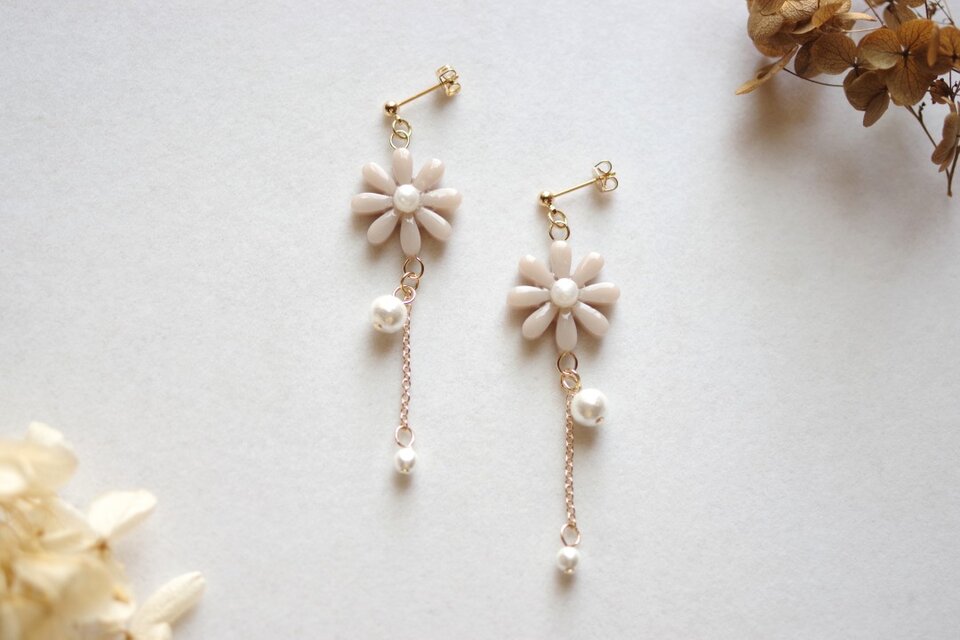 レジンアート　お花とコットンパールのピアス〈名もなき花〉