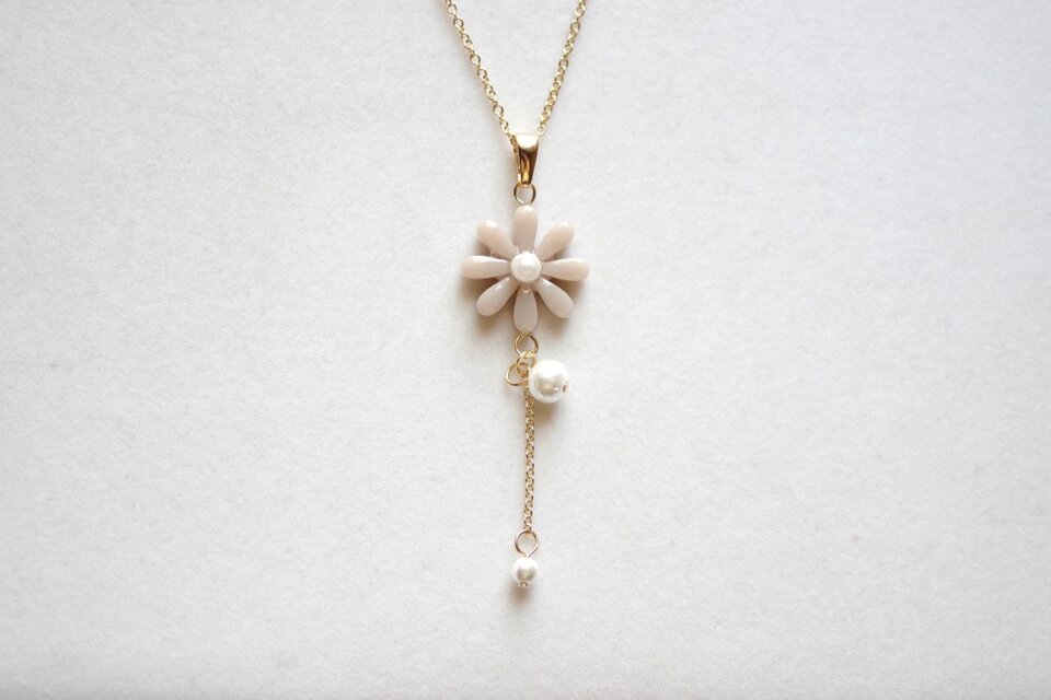 レジンアート　お花とコットンパールのペンダント〈名もなき花〉