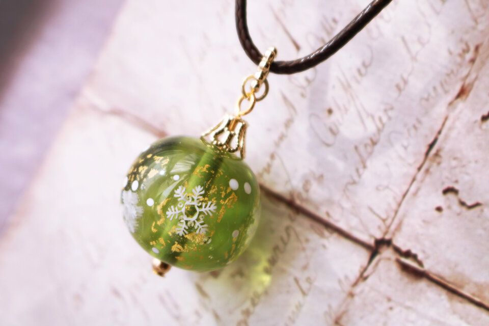 クリスマスペンダント「オーナメントモチーフ」雪の結晶(緑）