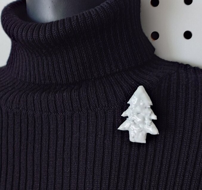 山奥の雪に埋もれるモミの木