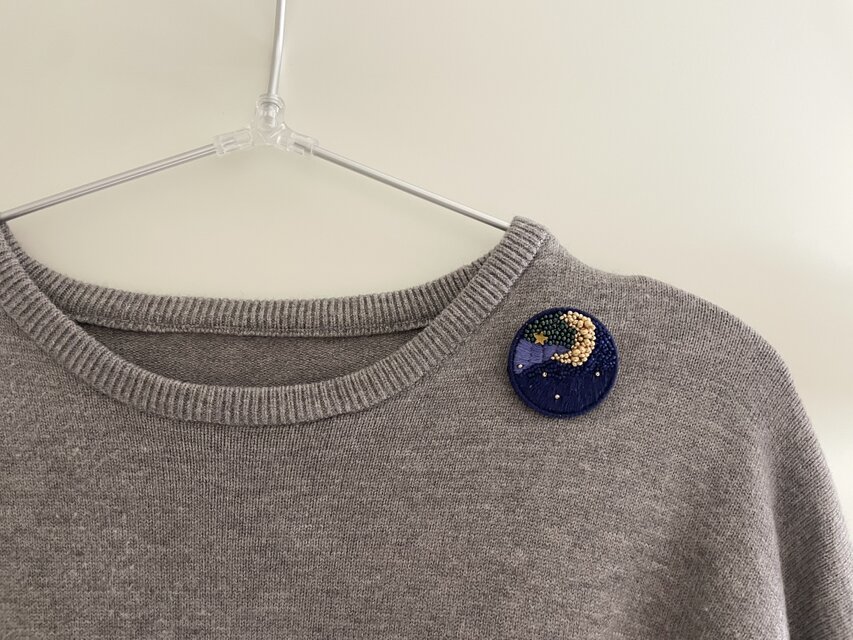 【星と月】軽くて存在感ある手刺繍ブローチb008紺紫ﾈｲﾋﾞｰﾊﾟｰﾌﾟﾙ