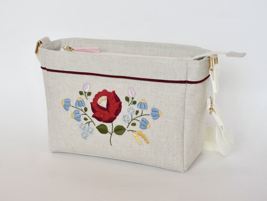 ハンドメイド　ショルダーバッグ　花刺繍 花刺繍のミニショルダーバッグ | iichi 日々の暮らしを心地よくする