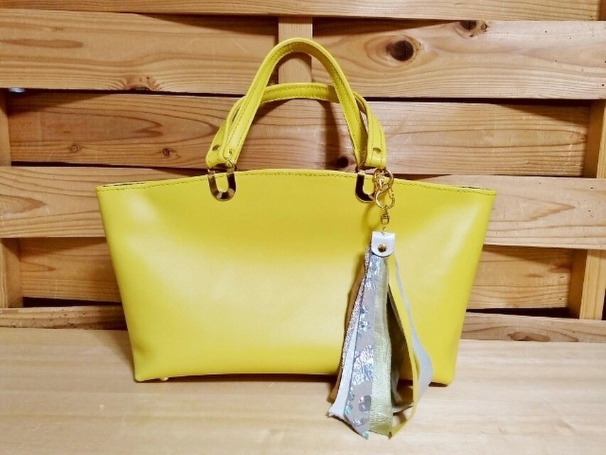 ★10周年感謝セール！1300円OFF　シンプルな横長トートバッグ・ナチュラル端革のフリンジ付き